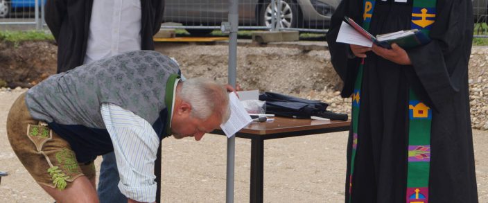 Feierliche Grundsteinlegung für das neue Gemeindehaus an der Kreuzkirche – Zeitkapsel mit tagesaktuellen Schriften und Gemeindebriefen einbetoniert