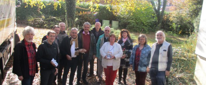 Pfarrer Henrich bezieht seine neue Wohnung in Perach