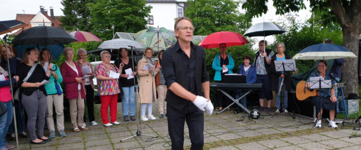 Gebet, Gesang und Pantomime trotz Regen